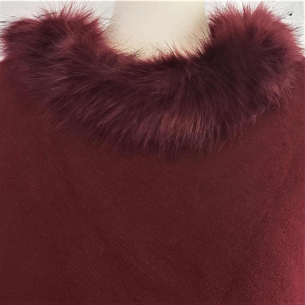 NWT KNIT FAUX FUR Trimmed Burgundy Poncho - Picture 2 of 4